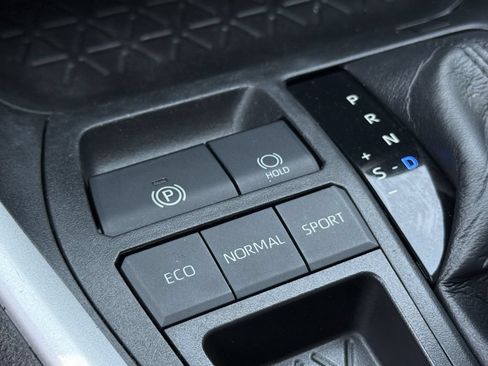 Used 2021 Toyota RAV4 XLE FWD image 22