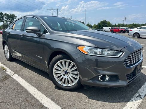 Used 2016 Ford Fusion SE w/ Equipment Group 502A FWD image 1