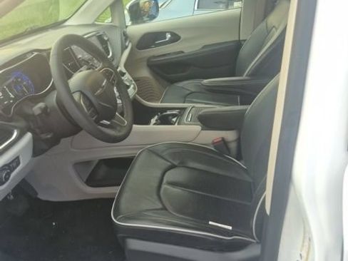 Certified 2023 Chrysler Pacifica Limited w/ Uconnect Theater Family Group AWD/4WD image 6