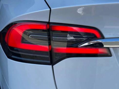 Used 2018 Tesla Model X 75D image 41