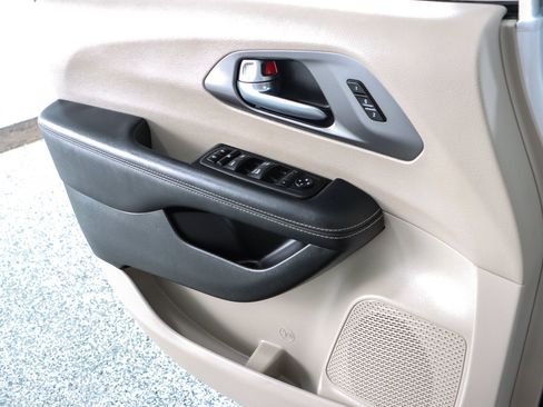 Used 2023 Chrysler Pacifica Touring-L FWD image 21