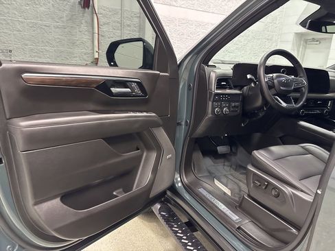 Used 2025 Chevrolet Suburban Z71 w/ Comfort Package AWD/4WD image 13