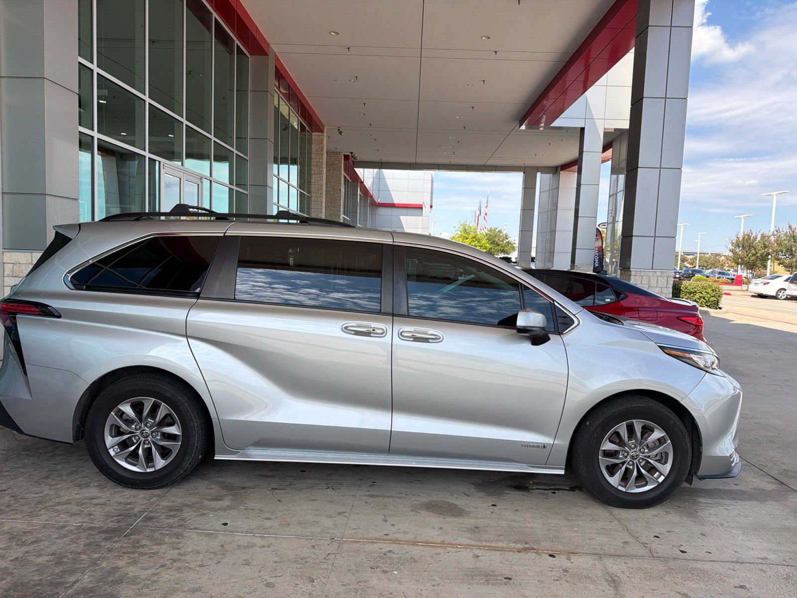 Used 2021 Toyota Sienna XLE FWD image 28