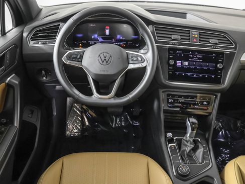 Used 2024 Volkswagen Tiguan SE image 35