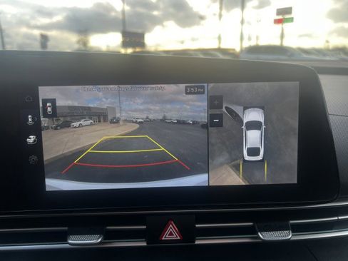 Used 2024 Hyundai Elantra Limited image 14