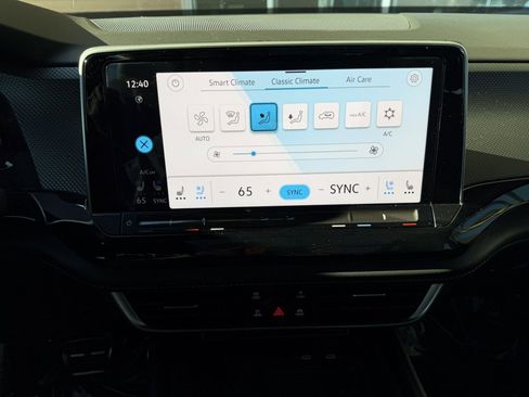 Used 2024 Volkswagen Atlas Cross Sport SEL R-Line w/ Adventure Package image 24