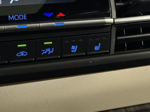 Used 2024 Toyota Sienna Platinum FWD image 21
