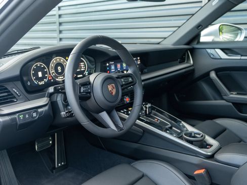 Used 2026 Porsche 911 Carrera RWD image 4