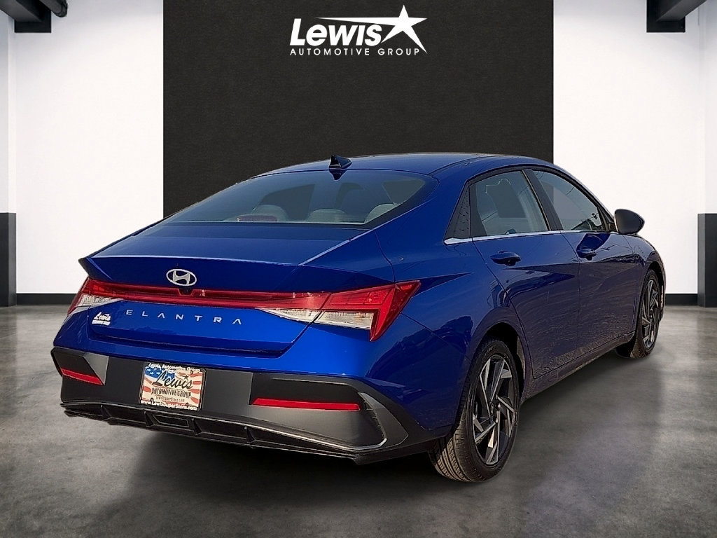 Used 2025 Hyundai Elantra SEL FWD image 4