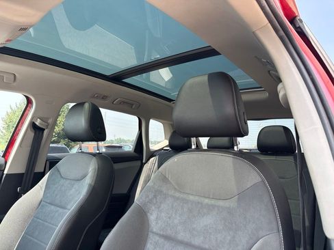 Used 2022 Volkswagen Taos SE w/ Panoramic Sunroof Package AWD/4WD image 9