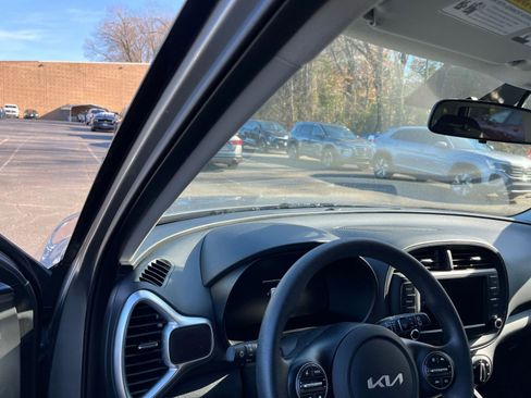 Used 2025 Kia Soul LX w/ LX Technology Package image 32