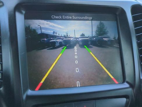 Used 2017 Jeep Cherokee Latitude w/ Safety/Convenience Group FWD image 19