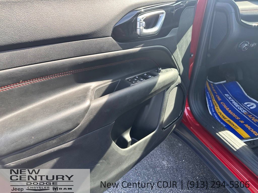 Used 2025 Jeep Compass Trailhawk AWD/4WD image 10