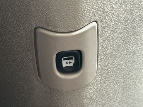 Used 2016 Chrysler Town & Country Touring-L FWD image 18