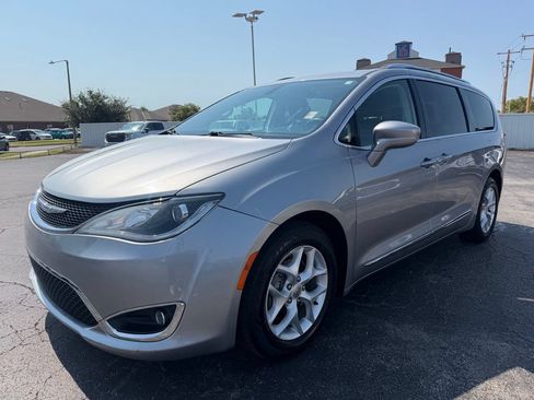 Used 2018 Chrysler Pacifica Touring-L w/ Tire & Wheel Group FWD image 10