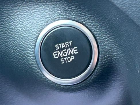 Used 2023 Volvo XC40 B5 Plus image 26