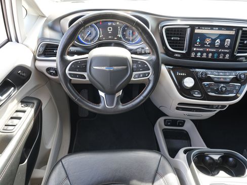 Used 2020 Chrysler Pacifica Touring-L Plus w/ Advanced Safetytec Group FWD image 19