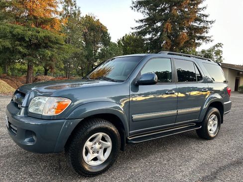 Used 2005 Toyota Sequoia SR5 image 4