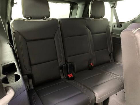 Used 2023 GMC Yukon XL SLT AWD/4WD image 9