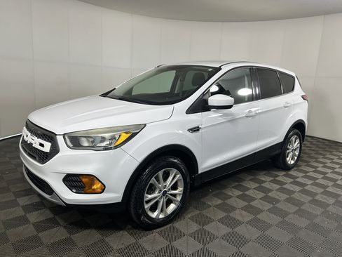 Used 2017 Ford Escape SE w/ SE Cold Weather Package image 1