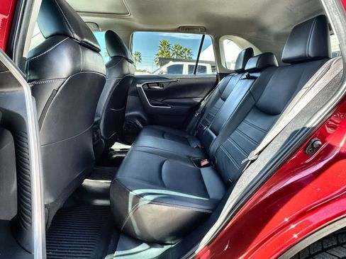 Used 2021 Toyota RAV4 XLE Premium image 4