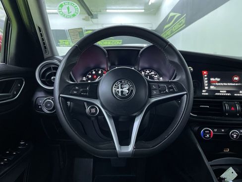 Used 2017 Alfa Romeo Giulia AWD image 19