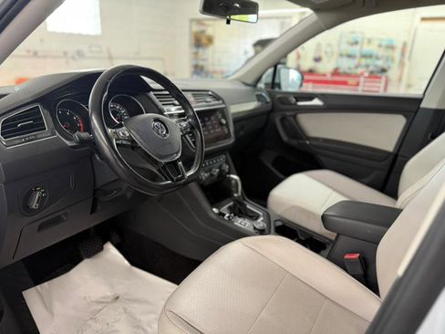 Used 2018 Volkswagen Tiguan SE w/ Panoramic Sunroof Package image 16
