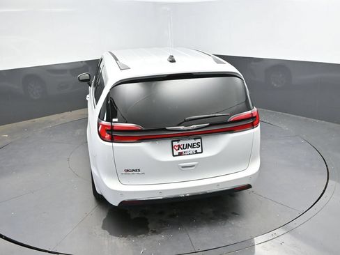 Used 2023 Chrysler Pacifica Touring-L FWD image 31