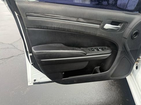 Used 2019 Chrysler 300 Touring w/ Chrome Appearance Package image 10