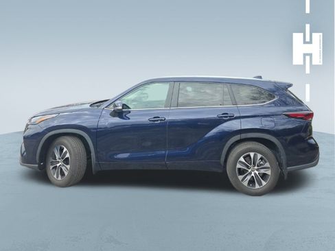 Used 2024 Toyota Highlander XLE image 3
