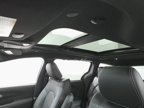 New 2026 Chrysler Pacifica Select image 13