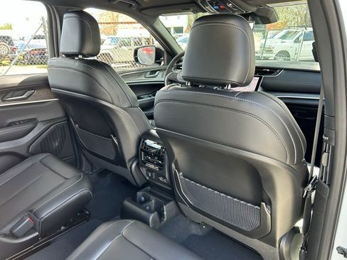 New 2025 Jeep Grand Cherokee L Limited w/ Black Appearance Package image 33