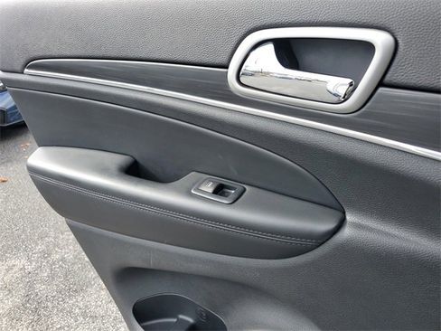 Used 2022 Jeep Grand Cherokee Limited image 32