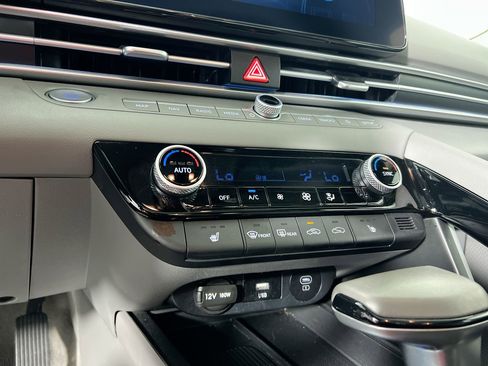 Used 2025 Hyundai Elantra SEL image 24