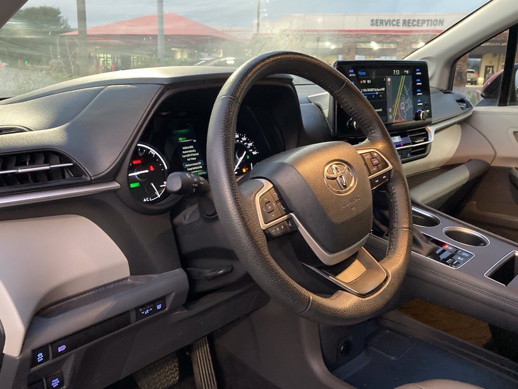 Used 2023 Toyota Sienna XLE w/ XLE Plus Package FWD image 7