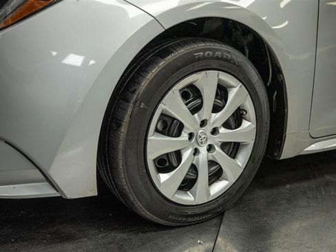 Used 2021 Toyota Corolla LE image 4
