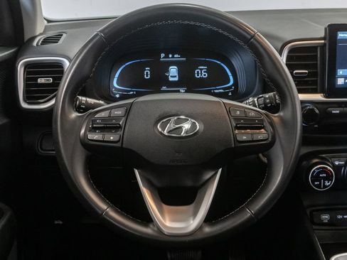 Used 2025 Hyundai Venue SEL FWD image 13