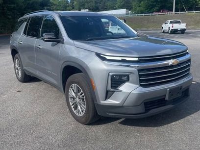 Used 2025 Chevrolet Traverse LT