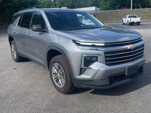 Used 2025 Chevrolet Traverse LT AWD/4WD image 1