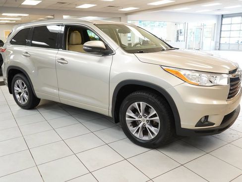 Used 2015 Toyota Highlander XLE AWD/4WD image 16