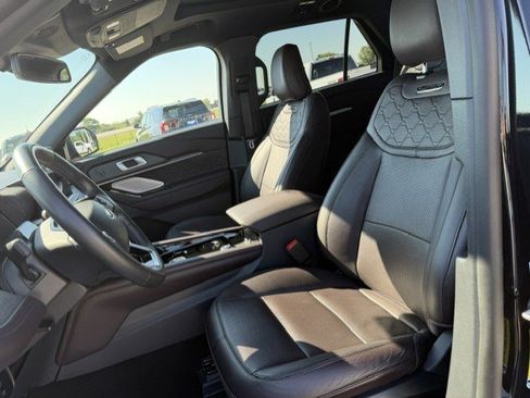 Used 2025 Ford Explorer Platinum w/ LUX Leather Package AWD/4WD image 12