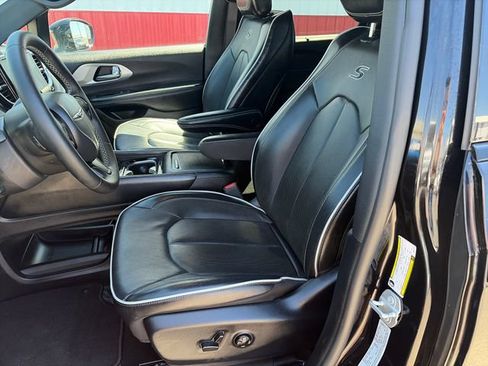 Used 2025 Chrysler Pacifica Limited FWD image 40