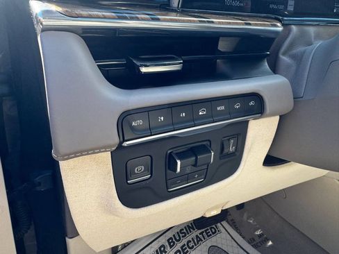 Used 2022 Cadillac Escalade ESV Premium Luxury Platinum AWD/4WD image 27