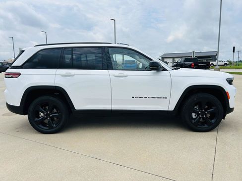 Used 2023 Jeep Grand Cherokee Limited w/ Black Appearance Package AWD/4WD image 42