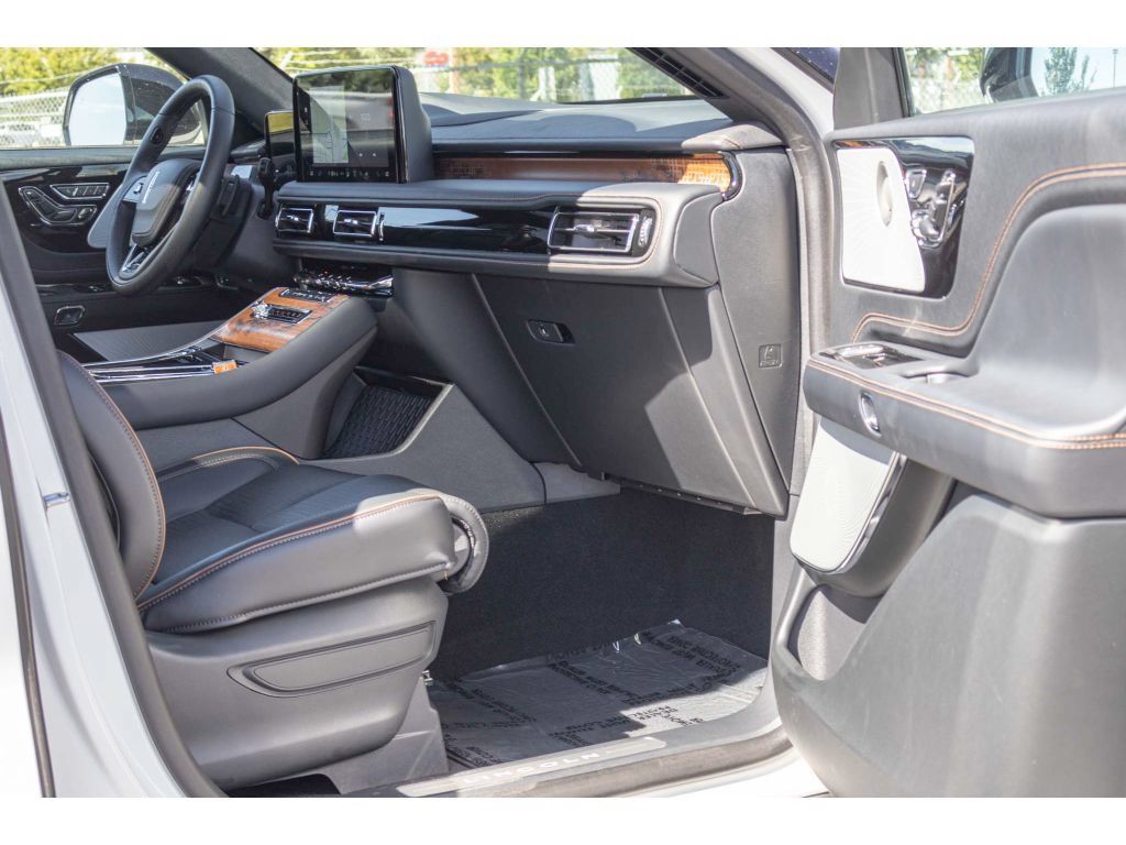 Used 2025 Lincoln Aviator Black Label w/ Jet Appearance Package AWD/4WD image 10