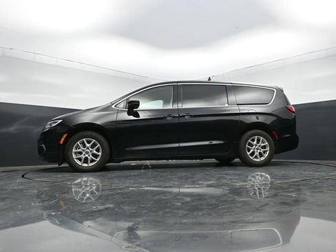 Used 2024 Chrysler Pacifica Touring-L FWD image 46