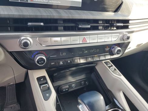 Used 2024 Kia Telluride EX w/ EX Captain's Chair Package image 24