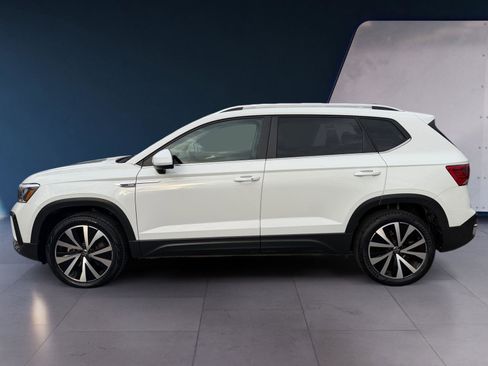 Used 2024 Volkswagen Taos SE w/ MDO Package image 2