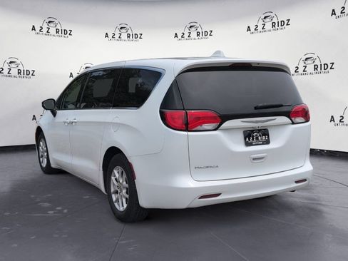 Used 2017 Chrysler Pacifica Touring FWD image 4