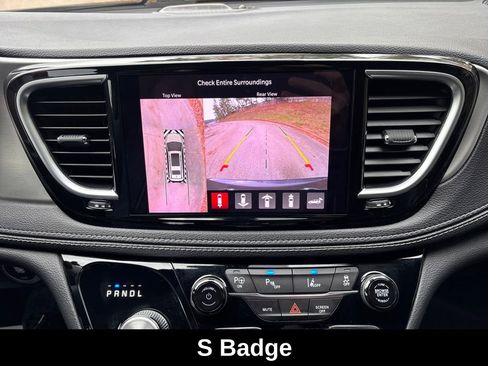 Used 2021 Chrysler Pacifica Limited w/ Uconnect Theater Family Group image 26